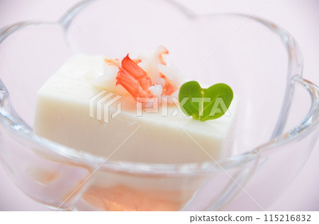 盤子裡的蝦子和豆腐冷開胃菜 115216832