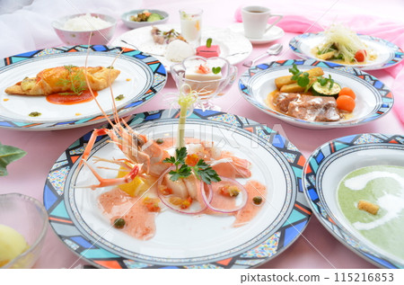 享受色彩繽紛的日式和西式美食，標誌著春天的到來。 115216853