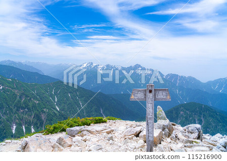 [山素材]夏季的唐松岳/登山風景[長野縣] 115216900