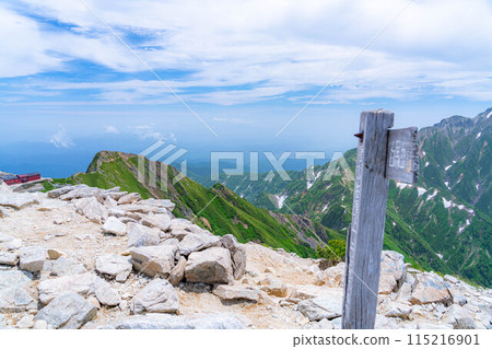 [山素材]夏季的唐松岳/登山風景[長野縣] 115216901