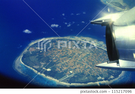 Round Tarama Island as seen from an airplane 115217096