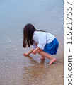使用在一個沙灘的女孩 115217557