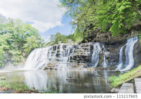 Tochigi Ryumon Falls (Nasukarasuyama City) 115217605