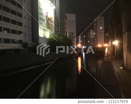 燈光反射在夜晚的城市夜景上 115217978