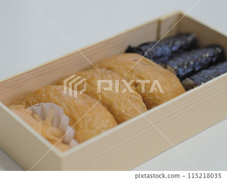 Sukeroku 壽司（稻荷壽司、海藻捲）白色背景 115218035