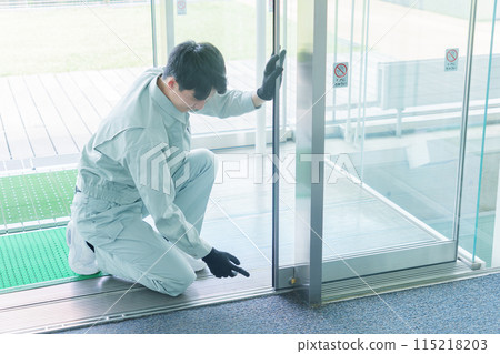 工人在維護自動門 115218203