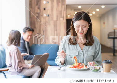 在咖啡館、餐廳和小餐館吃飯的女性、情人和同事 115218504