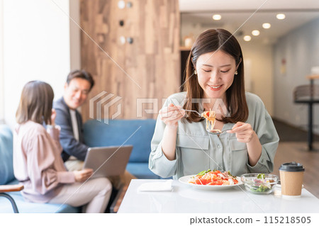 在咖啡館、餐廳和小餐館吃飯的女性、情人和同事 115218505