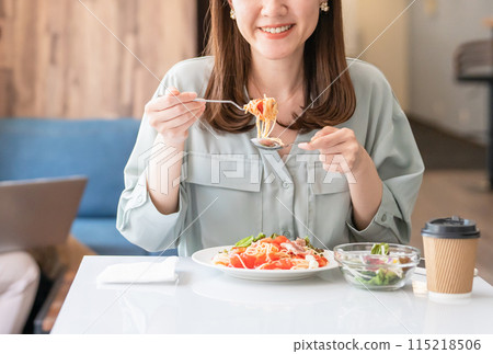 Women, lovers and colleagues eating at cafes, restaurants and eateries 115218506