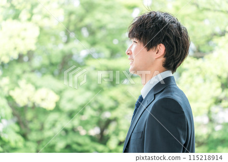 身穿鮮綠西裝的年輕商人、新進員工、換工作、找工作 115218914