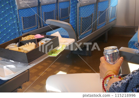 東海道新幹線的車內也充滿樂趣，看看風景，攤開車站便當。 115218996