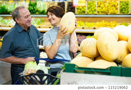 Elderly husband and wife choose high-quality melon 115219062