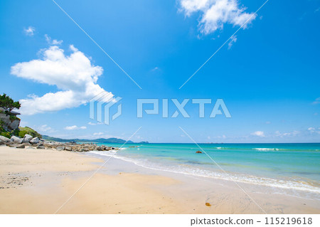 Blue sky seen from the summer beach 115219618