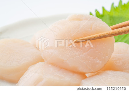 Eat delicious scallop sashimi Eat delicious scallop sashimi 115219650