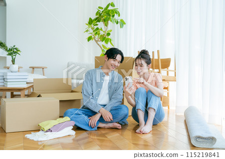 一對夫婦準備搬家 115219841