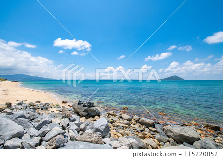 A view of the blue sky from the coast 115220052