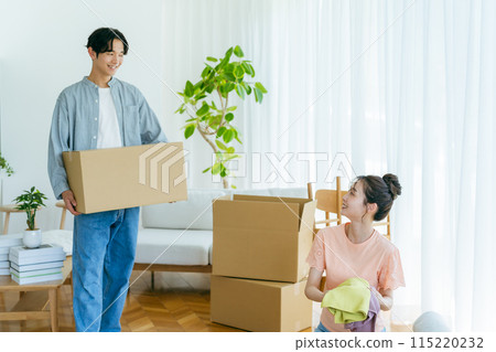 A couple preparing for moving 115220232