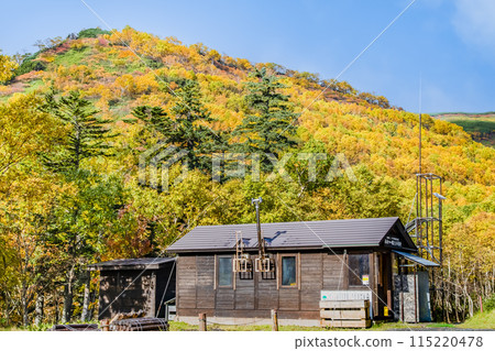 Hokkaido: Mount Akadake in the Daisetsuzan mountains dyed in autumn colors 115220478