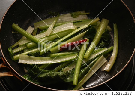 正在煮的炒青菜 正在煮的炒青菜 115221238