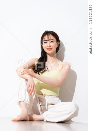 穿著運動服的年輕女子 115221323