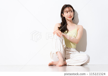 Young woman in sportswear 115221324