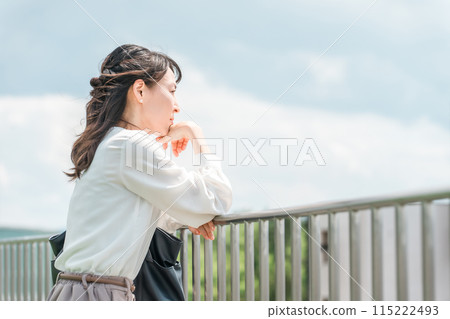 在屋頂上思考的女商人(換工作、退休、職業) 在屋頂上思考的女商人(換工作、退休、職業) 115222493