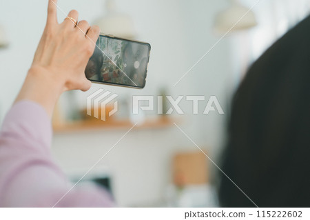 一名 40 多歲的女性在家中的女生聚會上自拍 115222602