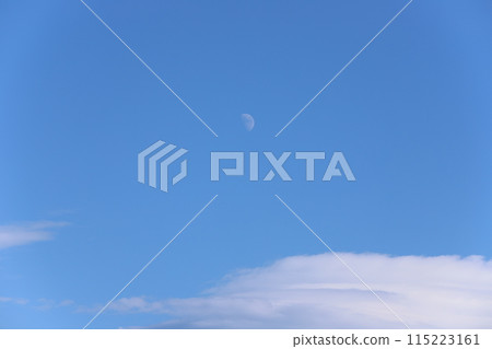 藍天上的月亮和雲彩 115223161