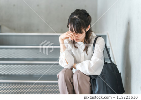 Exhausted business woman descending the stairs (fatigue, overtime, black company, stress, illness, overwork) Exhausted business woman descending the stairs (fatigue, overtime, black company, stress, illness, overwork) 115223610