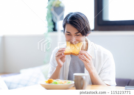 吃麵包的男人 115223771