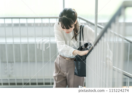 女商人痛苦地爬樓梯（腰部拉傷、腰部疼痛、腹痛、膝蓋疼痛） 115224274