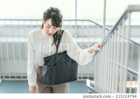 疲憊的女商人爬樓梯（疲勞、加班、黑公司、壓力、疾病、過度勞累） 115224794