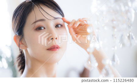 一個擁有美麗肌膚、閃耀著美麗和美麗的女人,看著鏡頭 一個擁有美麗肌膚、閃耀著美麗和美麗的女人,看著鏡頭 115226480