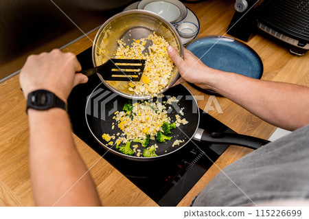 Chef at the kitchen preparing tofu scramble with vegetables 115226699