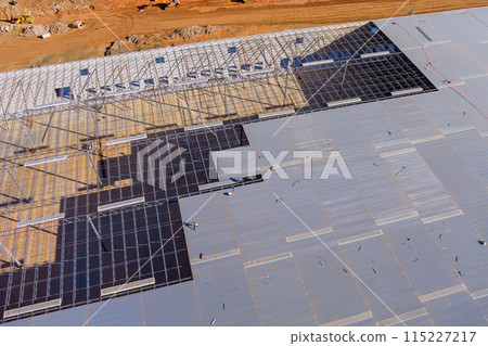 Steel structure roof truss frame installation during construction of warehouse 115227217