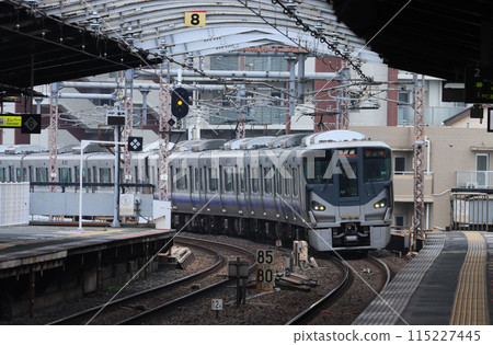 225系列車抵達寺田町月台 225系列車抵達寺田町月台 115227445