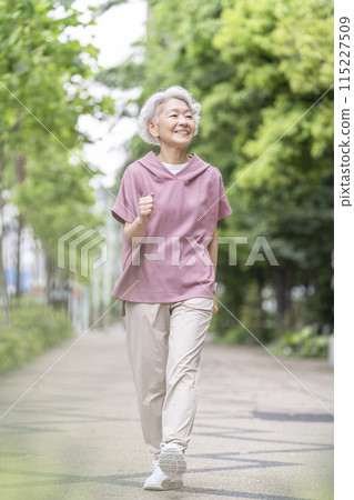Senior woman walking 115227509