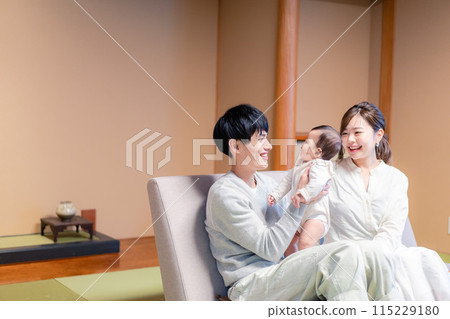 一個幸福的家庭與小孩共度時光的形象 115229180