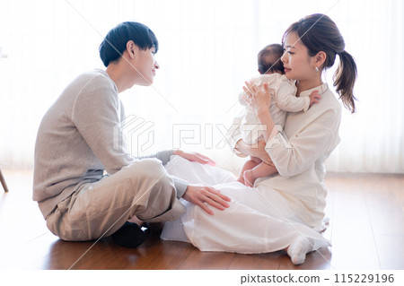 一個幸福的家庭與小孩共度時光的形象 一個幸福的家庭與小孩共度時光的形象 115229196