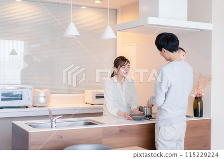 Image of a happy family with small children 115229224