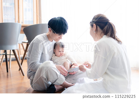 一個幸福的家庭與小孩共度時光的形象 115229225