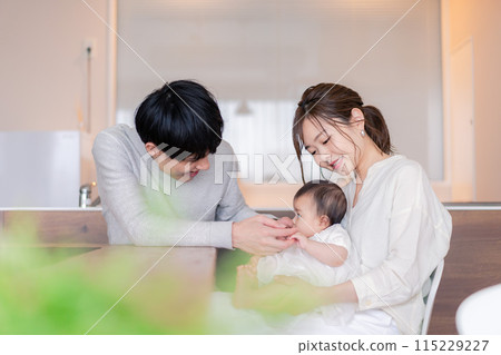 Image of a happy family with small children 115229227