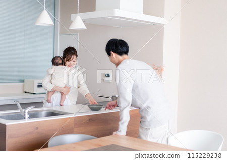 Image of a happy family with small children 115229238