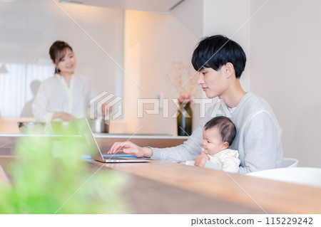 一個幸福的家庭與小孩共度時光的形象 一個幸福的家庭與小孩共度時光的形象 115229242