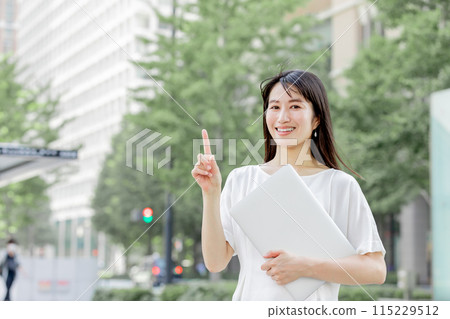有個人計算機的女商人 有個人計算機的女商人 115229512