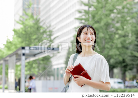 在城市工作的女商人 115229514