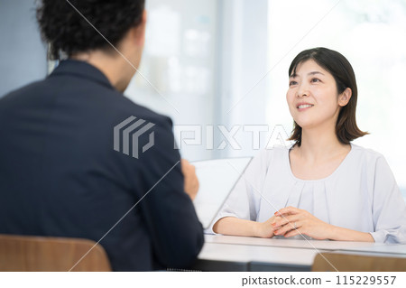 Image of a parent-teacher meeting with a school or cram school Image of a parent-teacher meeting with a school or cram school 115229557