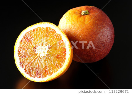 黑色背景下拍攝的血橙 115229671