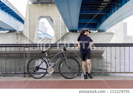 騎自行車的女人自行車 115229791