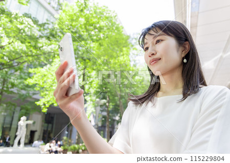 Business woman (smartphone) 115229804